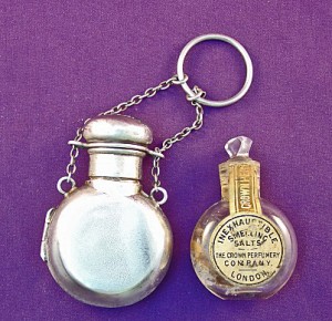 Silver ring holder for Crown's bijou bottle